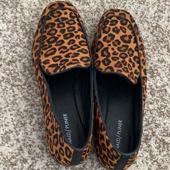 Donald J. Pliner Heddy Leopard Print Calf Hair Loafer 8 - Picture 4 of 7